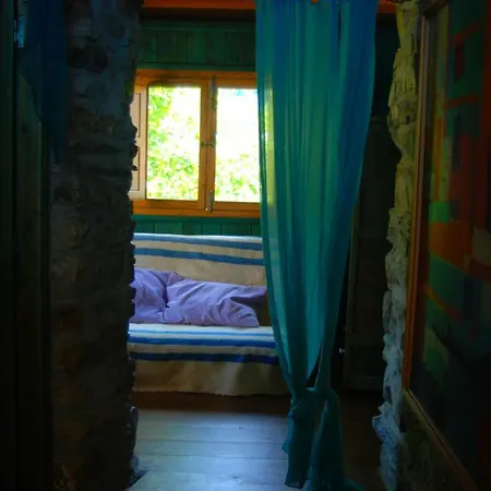 Mil Madrenas Rojas Apartman