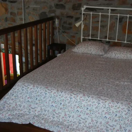 Mil Madrenas Rojas Apartman