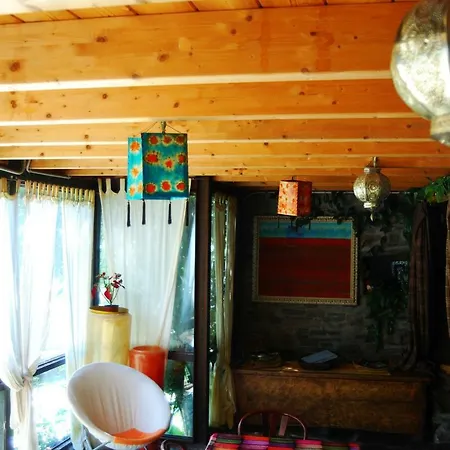 Mil Madrenas Rojas Apartman Salientes