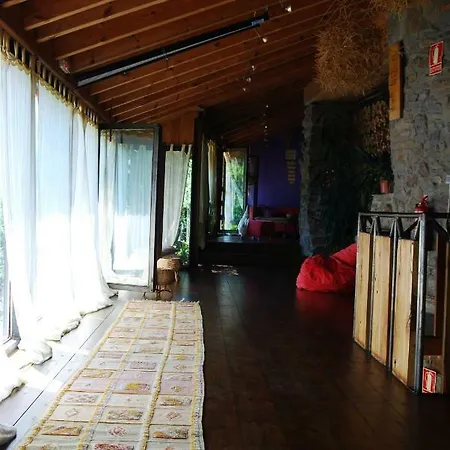 Mil Madrenas Rojas Apartman Salientes
