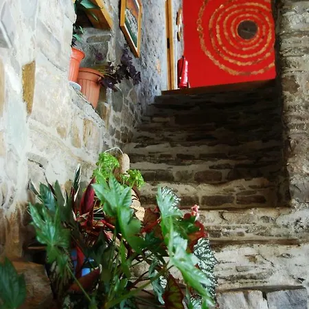 Mil Madrenas Rojas Apartman